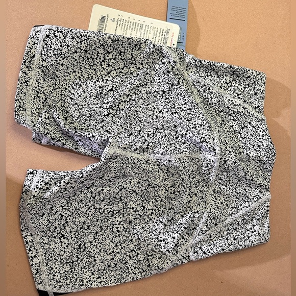 Rare Lululemon Train Times Short Ditsy Daisy NWT Size 4 - Picture 5 of 11
